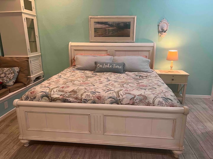 ¡Cama tamaño king con ropa de cama de algodón 100 por ciento!