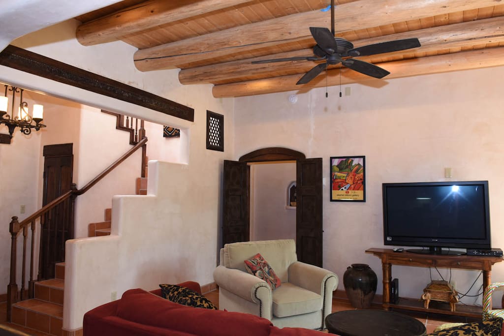 Comfortable living area, cable TV and wifi