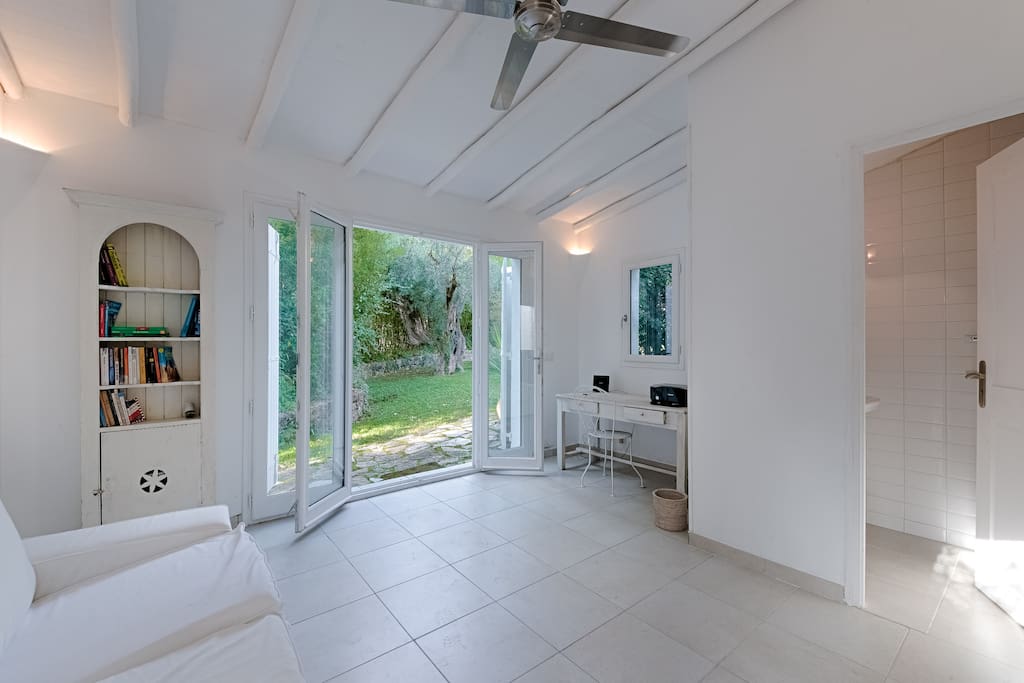 studio room with loo and shower in rear of external kitchen, wifi, suitable as studio and work space