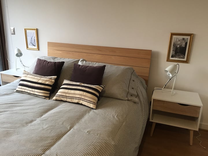 Huvudsovrummet med terrassutgång och garderob