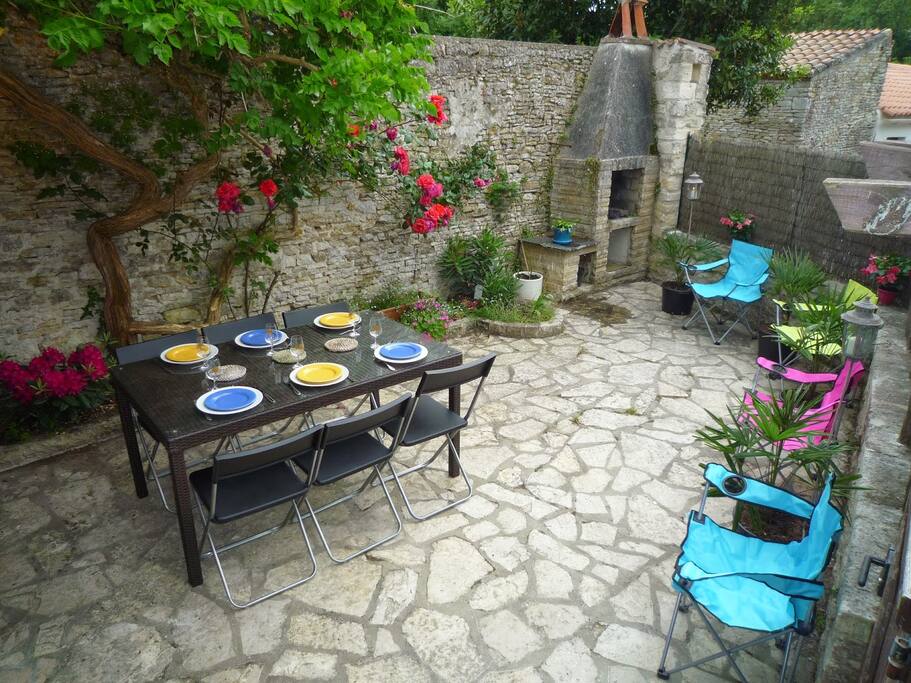 La terrasse accueillante avec son barbecue
