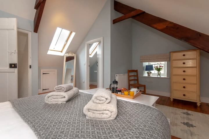 Uteráky a posteľná bielizeň sú k dispozícii vo všetkých spálňach.