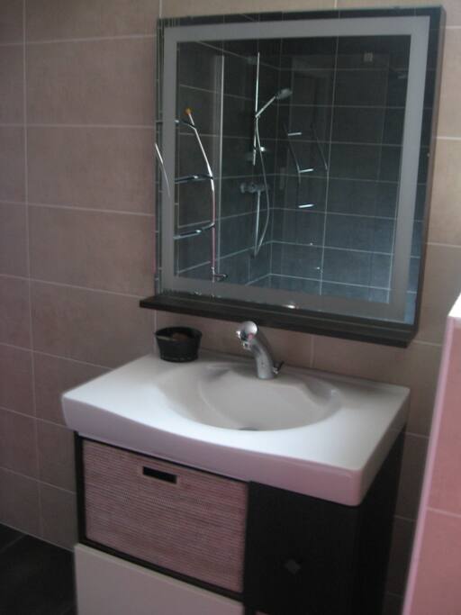 Salle de bain privative avec grande douche à l'italienne