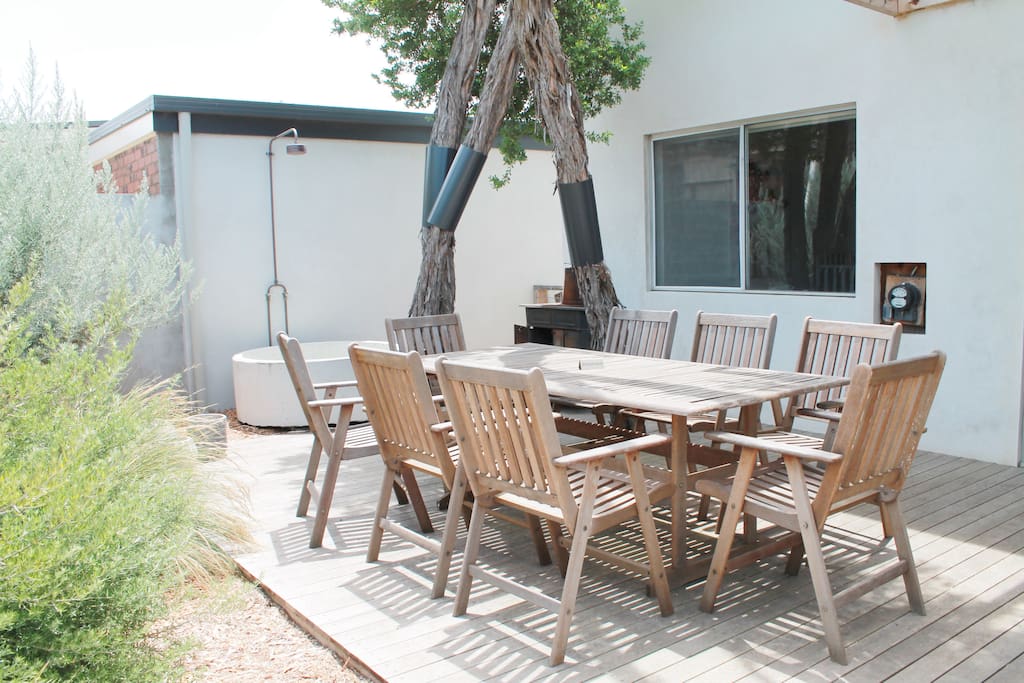 Front outdoor living (outdoor seating has cushions)