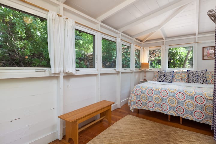 Dormitorio materno con una cama tamaño king o 2 camas individuales (previa solicitud)