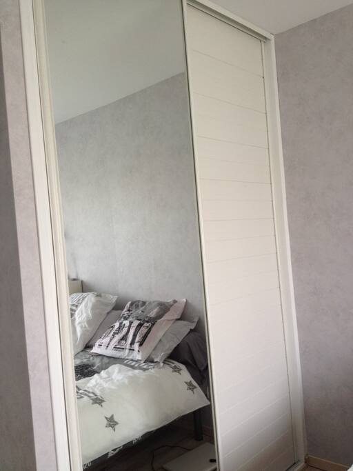 Grand placard dans la chambre.