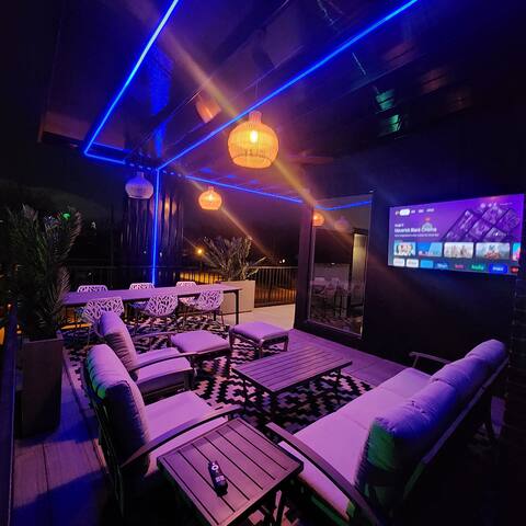 Modern 4 bedroom home with pool gallery image 3