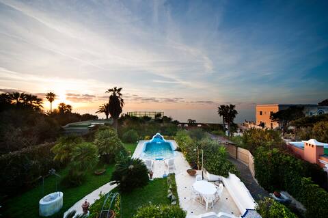 Villa with garden and pool within walking distance of the sea