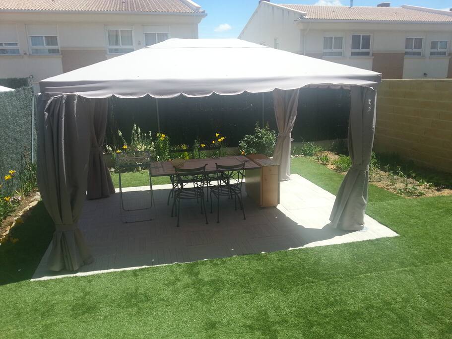 Patio trasero con barbacoa.