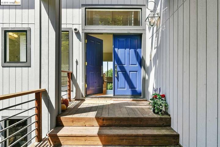 Luxurious House Beautiful Views on Claremont Hills gallery image 3