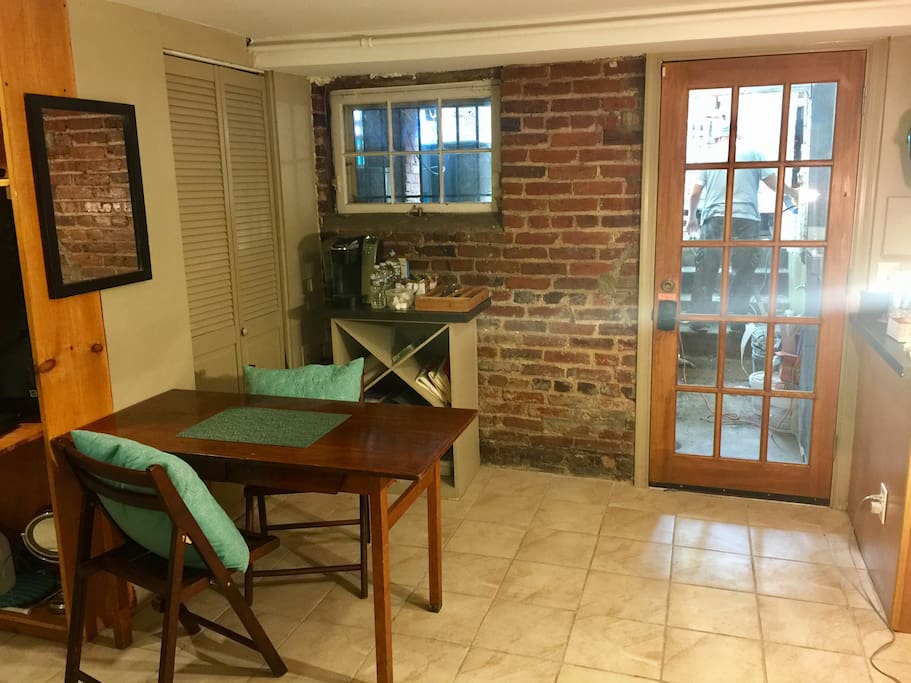 Entry, table space, complimentary coffee