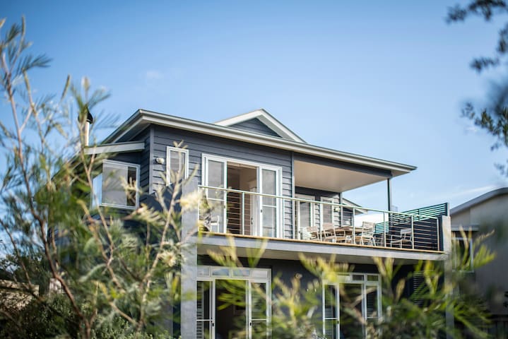 Amanzi – Beachfront at North Boomerang Beach