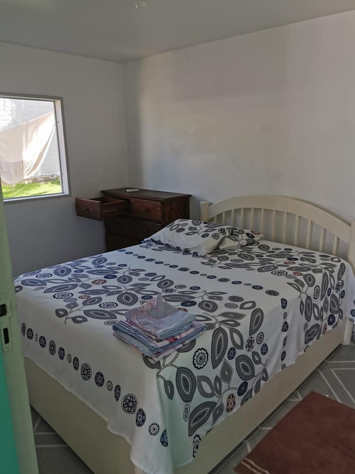 Camera da letto 1. Situata vicino alla piscina, è dotata di cassettiera e aria condizionata. 