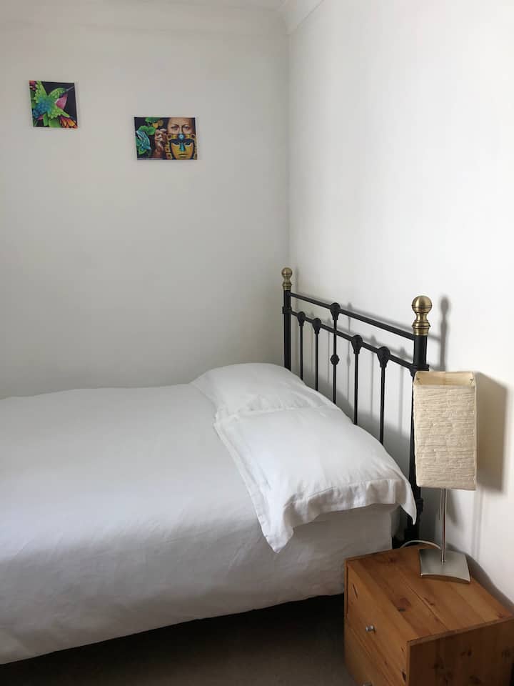 Спална соба со двоен кревет. Многу удобен душек од мемори пена.