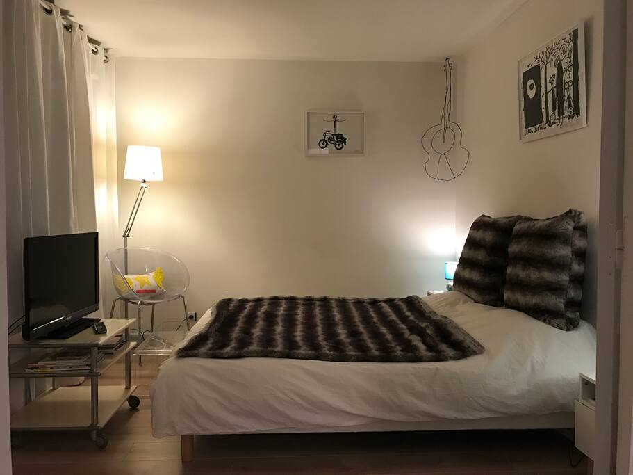 Chambre côté mer configuration lit en 160, TV sur meuble roulant de la chambre au salon. donnant sur terrasse