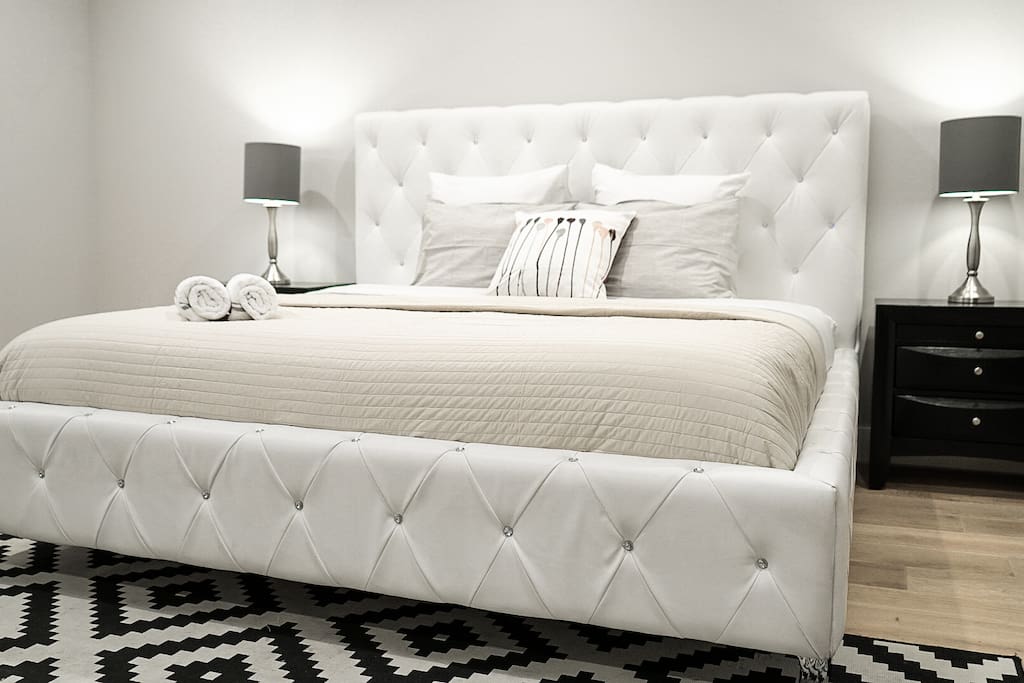King size leather bed with fresh bedding !