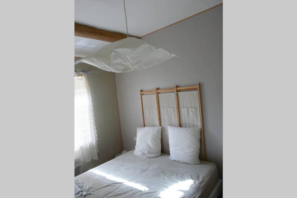 Une chambre face à la nature, équipée de sa salle d'eau.