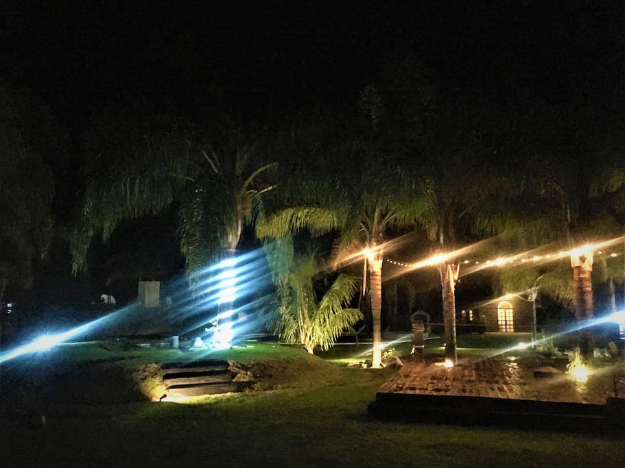 Diferentes juegos de luces durante la noche. Al fondo se logra ver la cabaña.