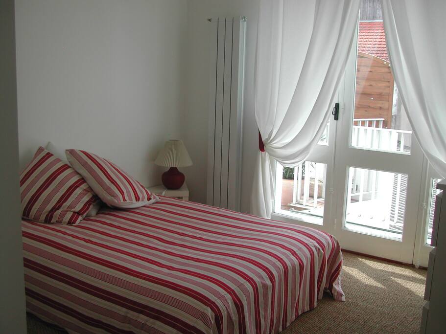 Chambre situé
Sud avec un grand placard pour le rangement