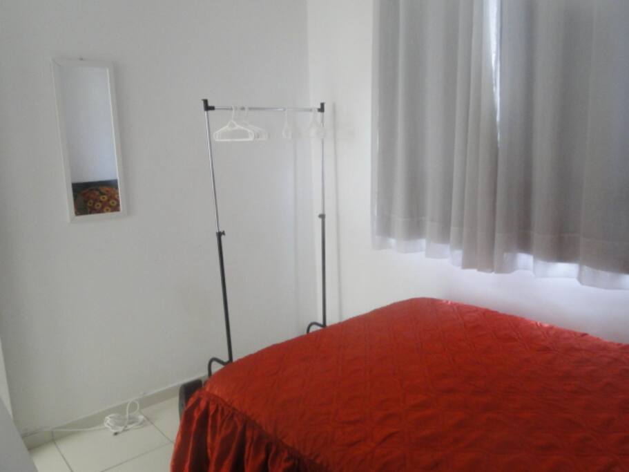 cama casal e cabideiro