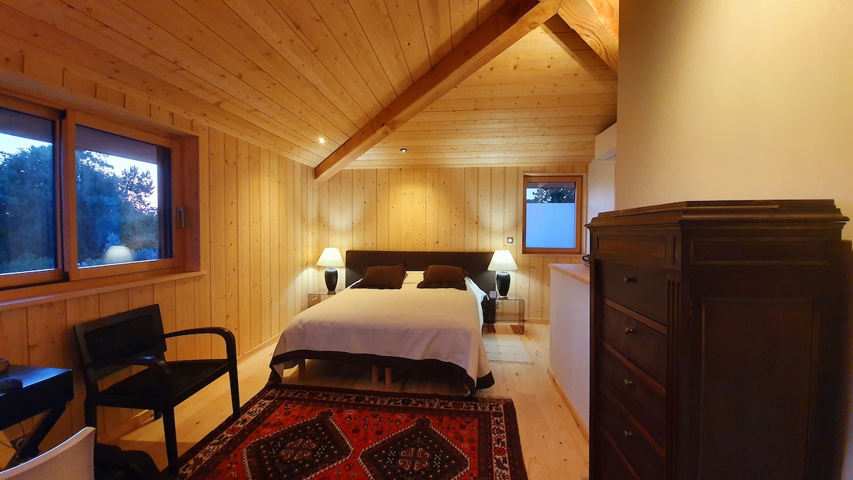 غرفة النوم الرئيسية مع مساحة مكتبية وحمام داخلي