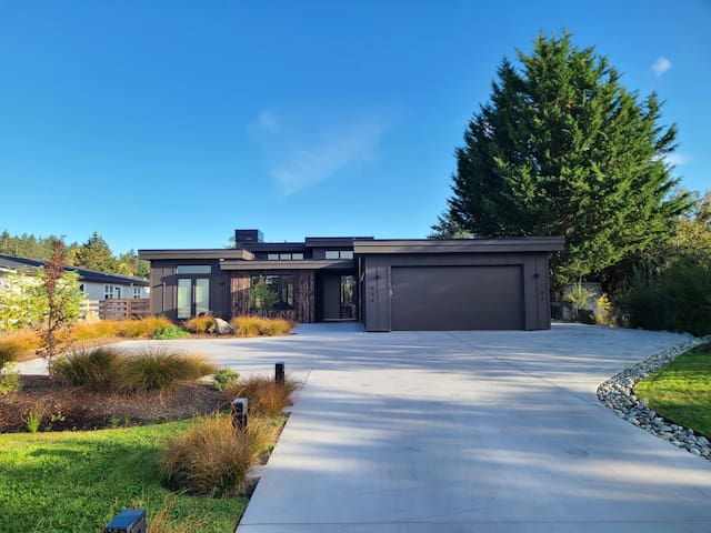 Stylish Modern Country Retreat gallery image 2