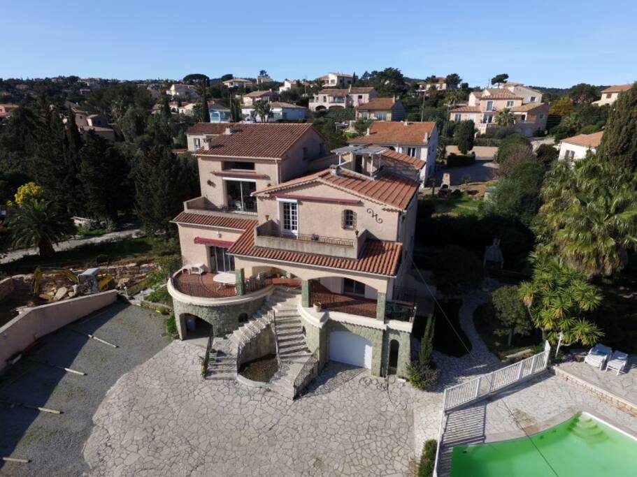 Le t3 est en haut de la villa à droite (tropézienne)