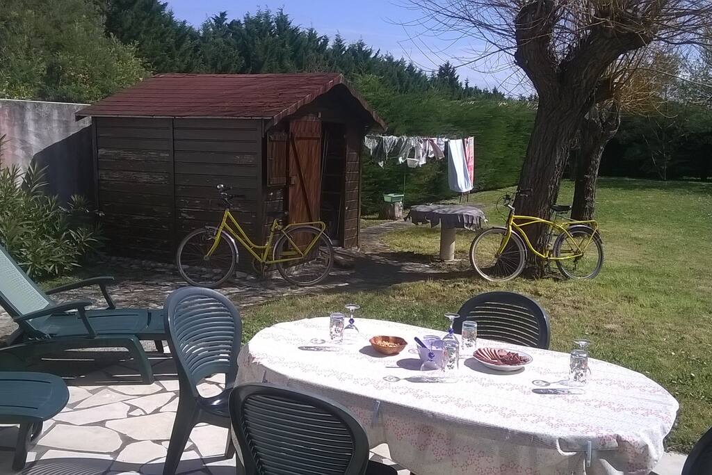 Grand jardin sans vis-à-vis et vélos mis à disposition