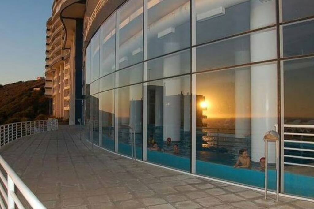 Desde la piscina temperada se tiene también una hermosa y relájate vista al mar.