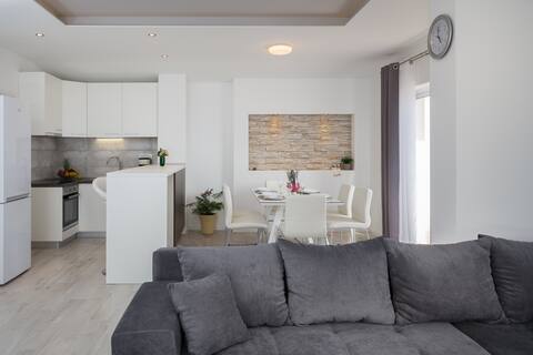 Popular Airbnb listing: Apartman Marija,with a beautiful view of the bay. in Kaštel Sućurac