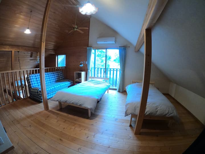 デスクを片付ければシングルベッドが3台とソファベッドが1台あります。