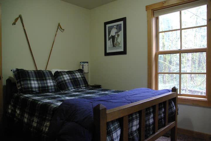 Помалата спална соба на долниот кат со антички двоен кревет изградена од мојот прадедо во раните 1900-ти.  
