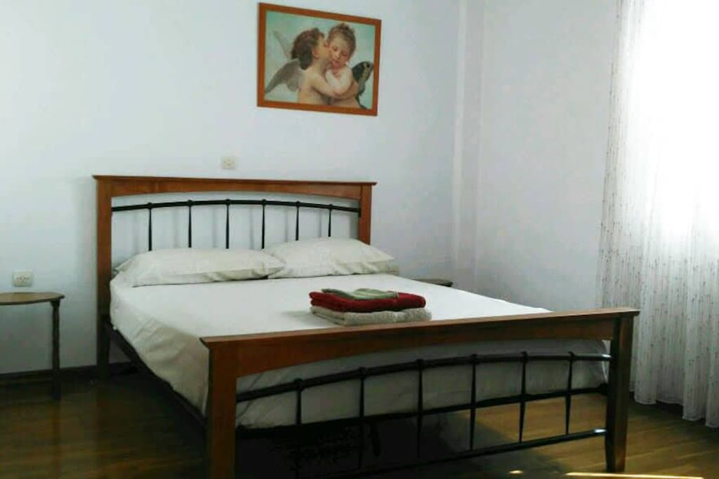 Queen bed, firm mattress