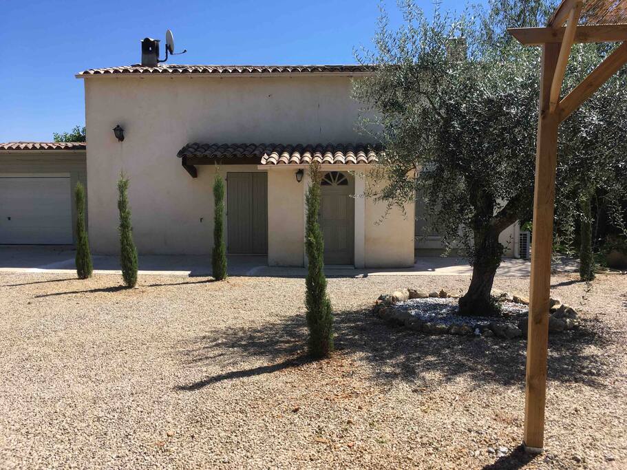 Grand parking / jardin avec arbres méditerranéens ( oliviers, cyprès florentins, lavandes )permettant de garer plusieurs véhicules avec abri 2voitures. L’entrée est assurée par un portail automatique avec télécommande