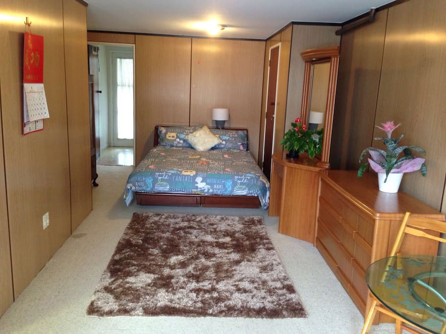 Queen bedroom 1-2