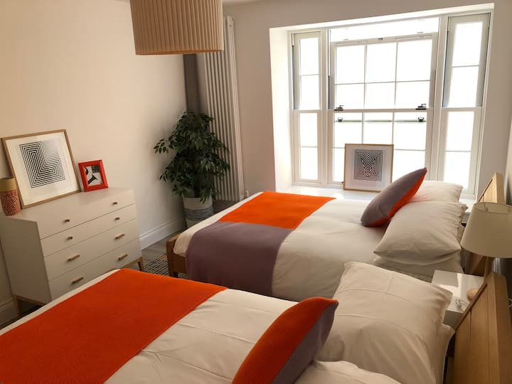 第二间卧室配备2张双人床