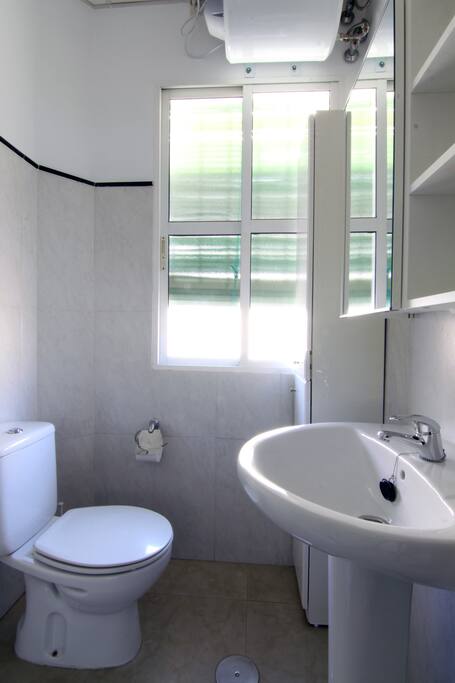 Baño completamente equipado.