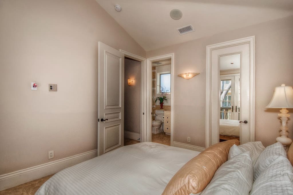 Spacious Bedroom Suite On Main Level With Its Ensuit Bathroom And Walk-In Closet