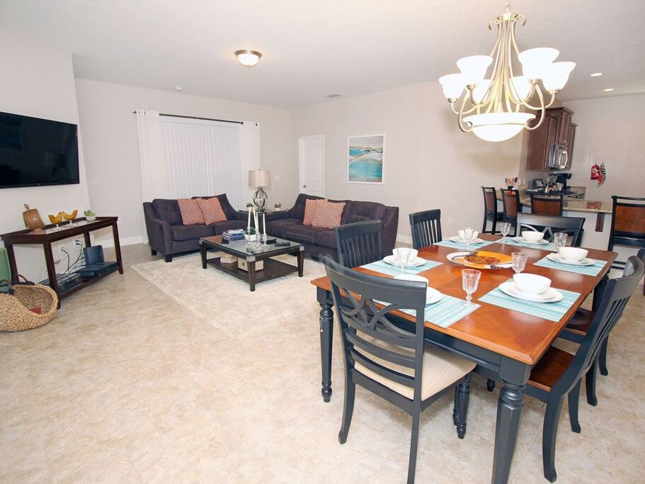 Couch,Furniture,Dining Table,Table,Dining Room