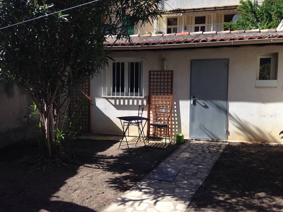 Possibilité de prendre son petit déjeuner devant la chambre dans le jardin