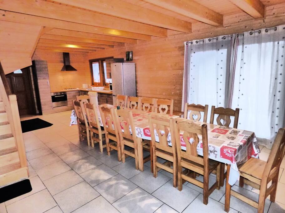 grande table sur cuisine ouverte de un des chalet le bousquatier