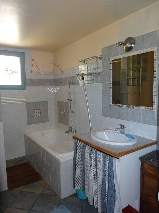 SALLE DE BAINS : DOUCHE BAIGNOIRE LAVABO WC SÉPARÉS