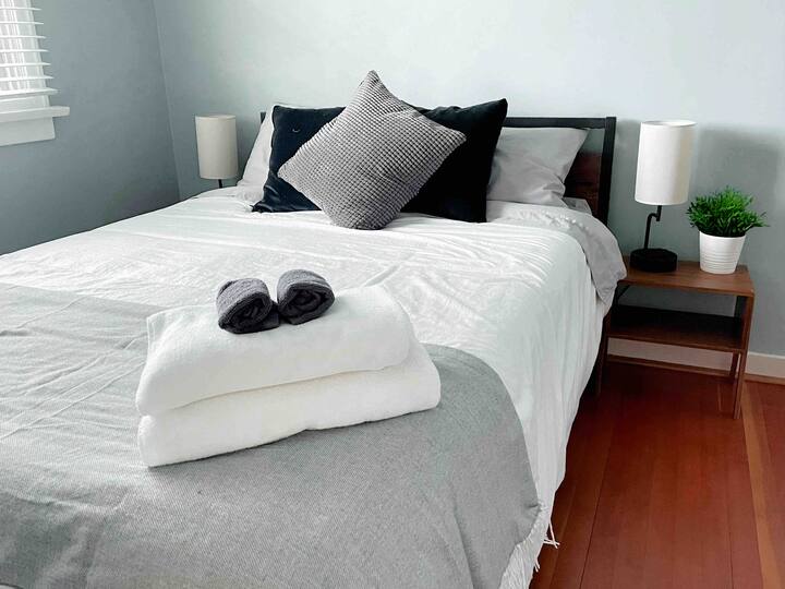 Blauwe slaapkamer, tweepersoonsbed met kast en bagagerek