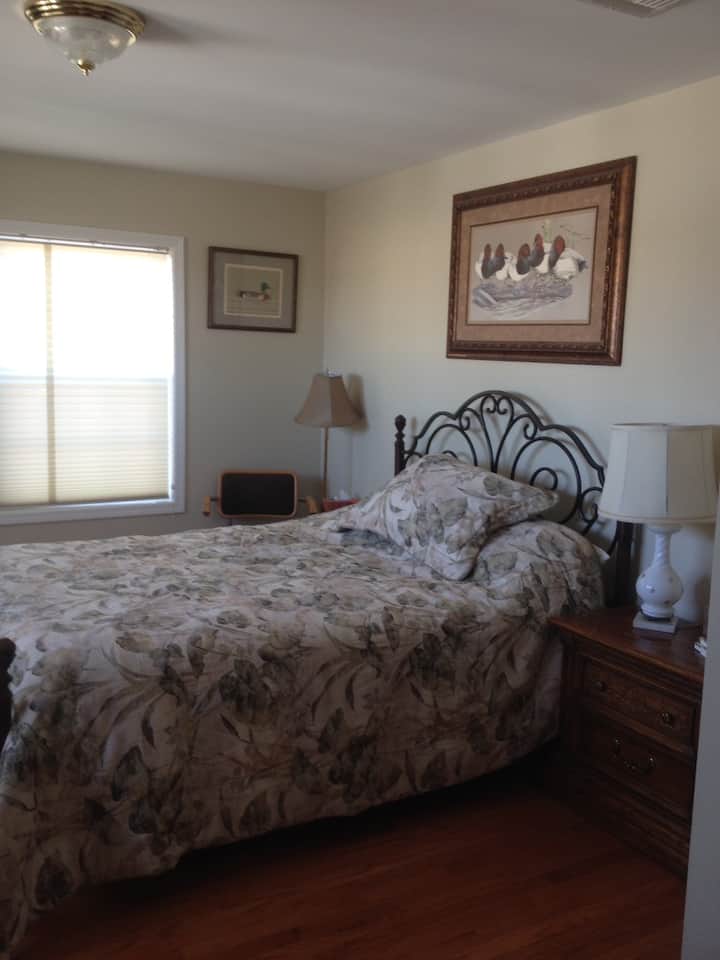 родителска спалня 1 
със самостоятелен санитарен възел и хидромасажна вана
изглед към Рок Крийк
смарт телевизор
всички спални имат устройства за отменяне на шума