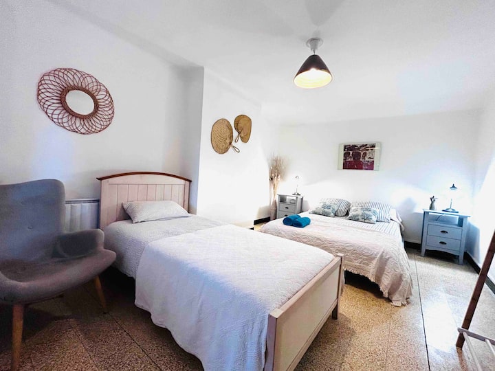 חדר שינה 3
קומה שנייה 
מיטה 160 + מיטה 90