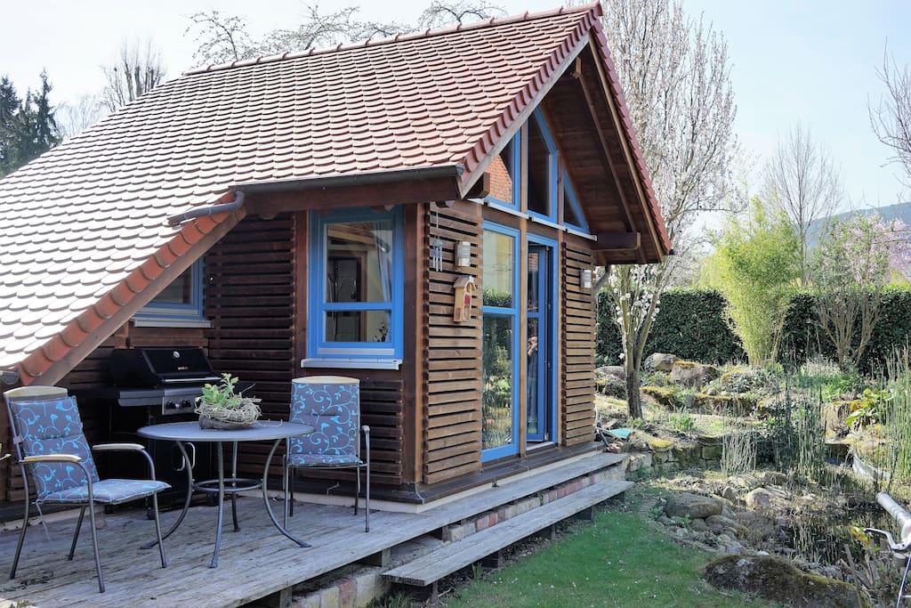 Terrasse mit Sitzmöglichkeit und großem Gasgrill