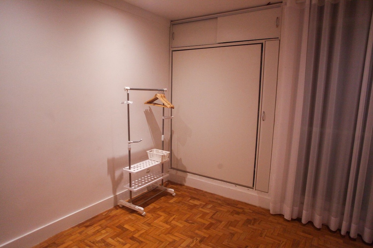 Macaw s drevenými vešiakmi a plánovaná skriňa.