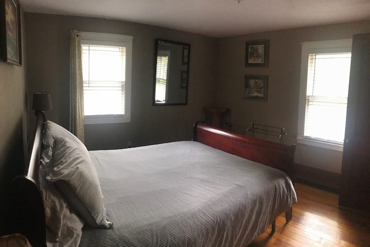 Dormitorio en la planta baja con cama tamaño queen. Junto al baño de abajo.
