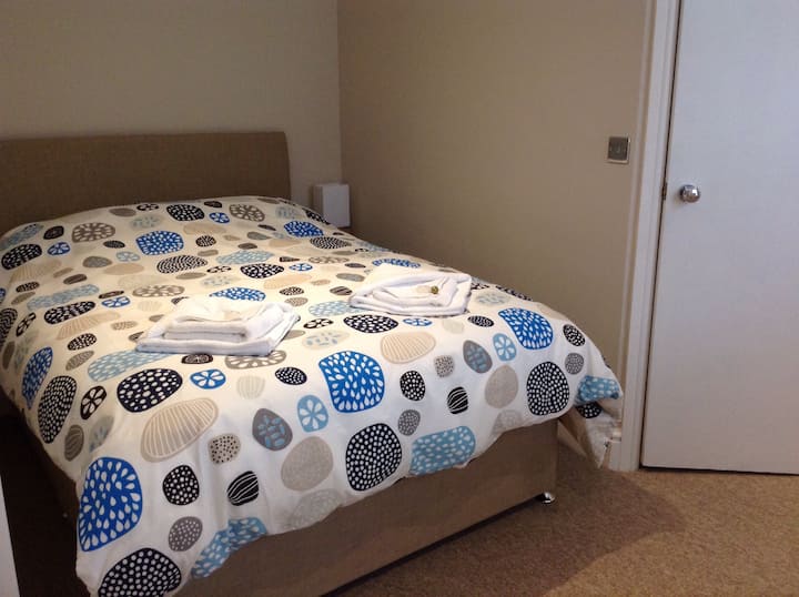 מיטה זוגית בקומה השנייה