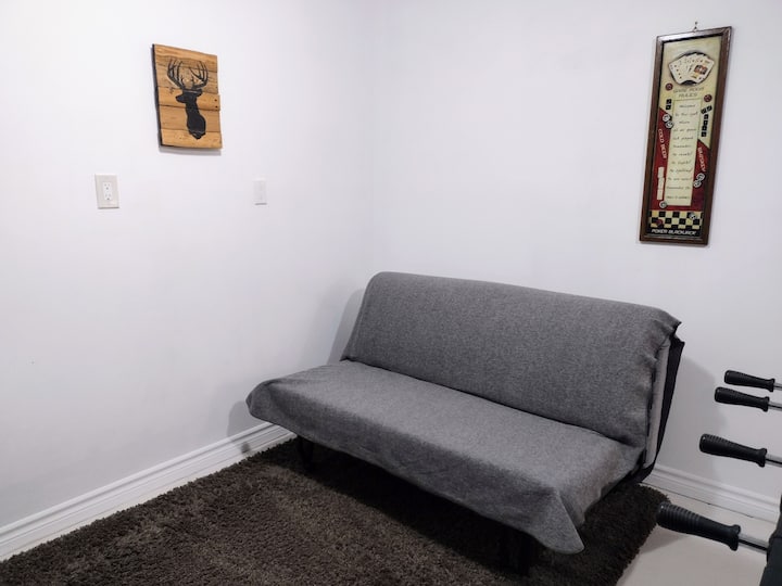 ดึงโซฟาเบดขนาดใหญ่ออกมาในชั้นล่าง